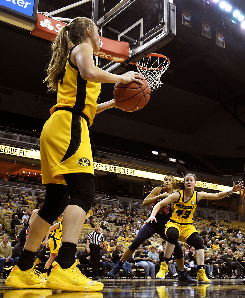 Missouri Jordan Chavis looks for a pass from baseline